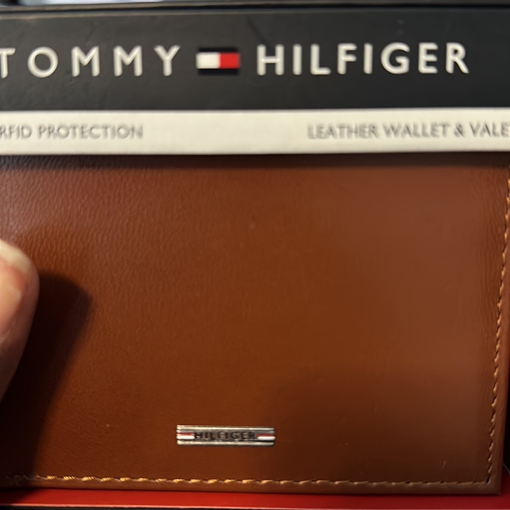 NIB Tommy Hilfiger leather RFID wallet